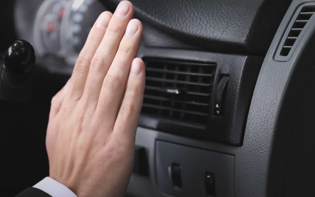 4 raisons pour lesquelles votre voiture souffle de l’air chaud